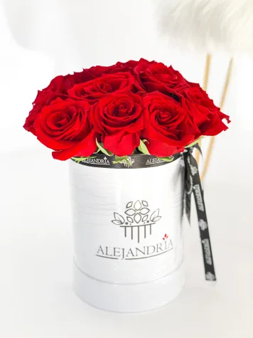 FlowerBox "Lovely" Red Roses