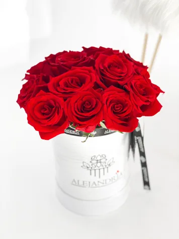 FlowerBox "Lovely" Red Roses