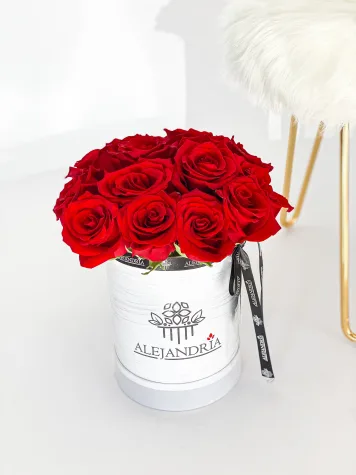 FlowerBox "Lovely" Red Roses