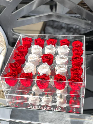 25 Rosas Preservadas en Caja Acrílica
